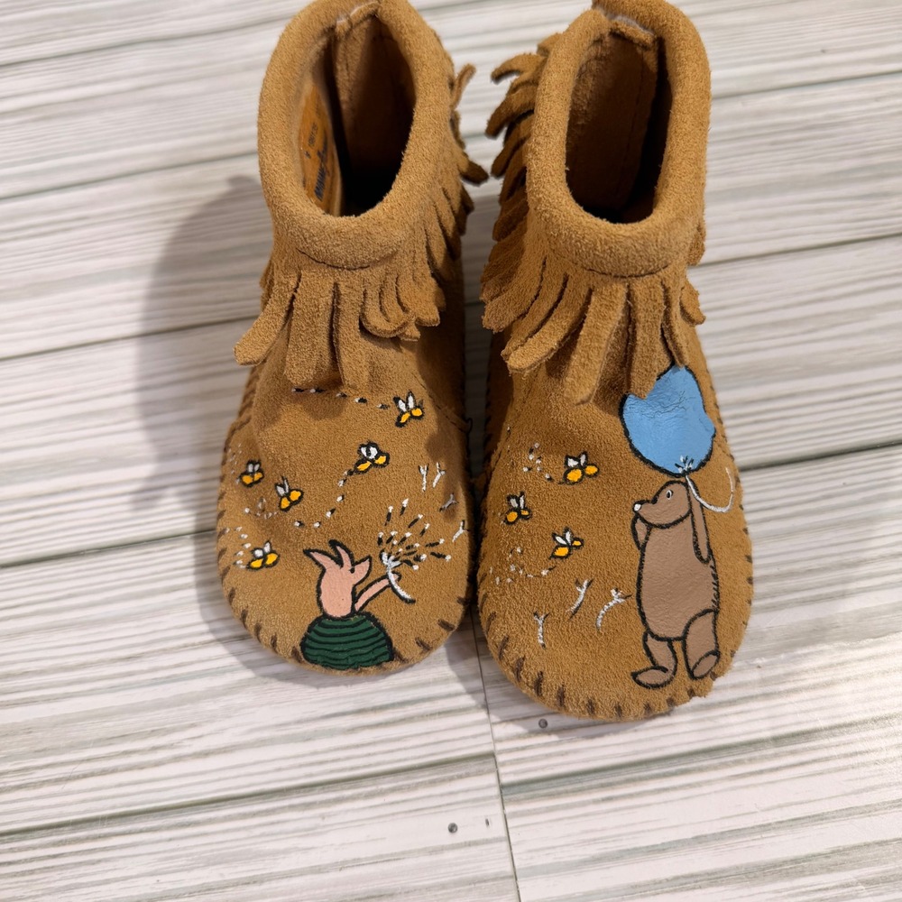 Minnetonka Toddler Suede Fringe Moccasins Winnie the Pooh Piglet Painted Sz 6